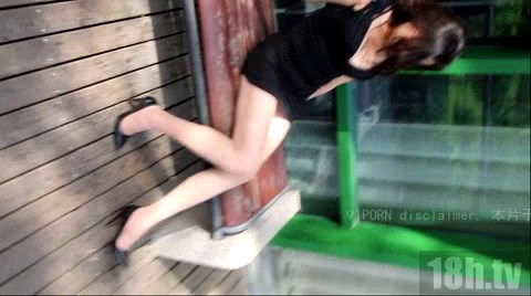 熟女高管的放浪外拍~~美腿丝袜高跟大乳~~