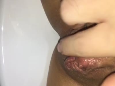 騷逼自慰給我看,淫水賊多。