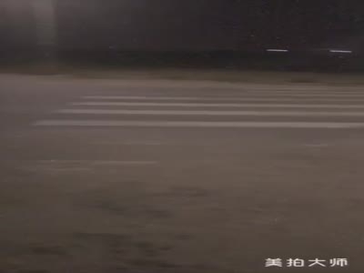 大馬路上黑絲自衛勾引帥哥愛愛