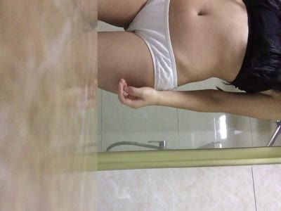 19歲同事女 廁所自摸(有福利)