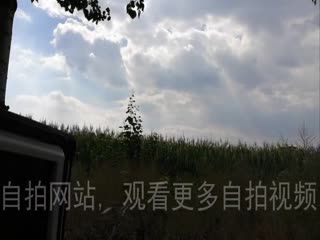 操在乡间的小路上 和身材不错的小炮友乡间路边野战 胯下跪舔鸡巴 站炮后入 再玩会车震 口爆射嘴里爽翻天