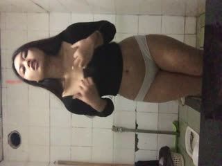 身材不错奶子非常漂亮的艺校兼职妹卫生间洗澡全身穿着黑丝被草援交视频自拍