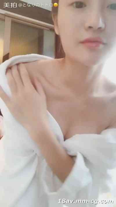美女全裸自拍 舔黄瓜再带上套套插逼